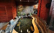 小桥流水、日式汤屋、溶洞、水世界…这个温泉好玩到不想回家！