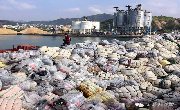 吓人！数百吨日本人韩国人不要的“爆款”旧衣服运到中国，携大量细菌！翻新下就卖…