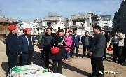 3月14日上午，县委办公室和政府办公室全体人员到太行民俗风情艺术小镇项目施工现场慰问建设、施工单位