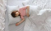 【健康指南】睡姿不对，迟早遭罪！哪种睡觉姿势最好？原来是它