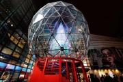 魔都最FUN水晶球圣诞树今日梦幻开"玩"!15米水晶球，3米滑滑梯，10万个波波球の许愿池…免费！