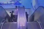 上海：他向工作人员寻求帮助，接着竟把人推下扶梯！什么操作？