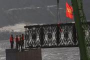 好消息！武警官兵成功吊装金沙江第一跨钢桥，预计30日抢通
