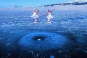哇！赛里木湖冰上芭蕾舞，太惊艳了！