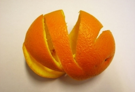 切好的橙子皮放在一边备用