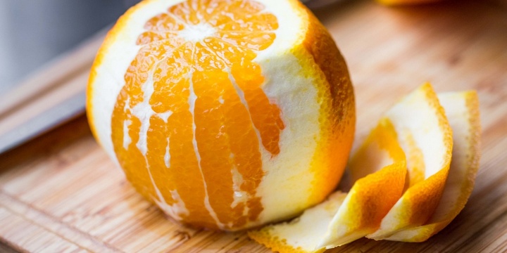 很多人吃完橙子就把皮丢了,却不知橙子皮还有其他功效