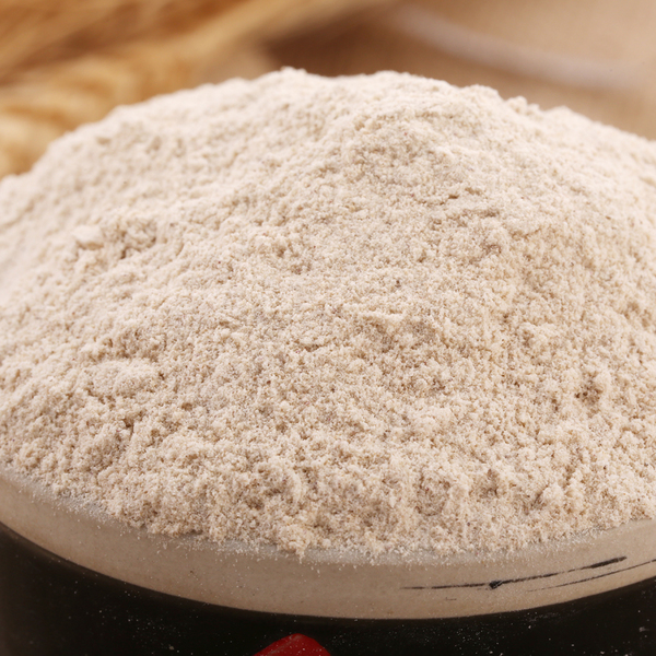 1,每100克干面粉中加入1克细盐拌匀,因为盐可以让面团更加筋道