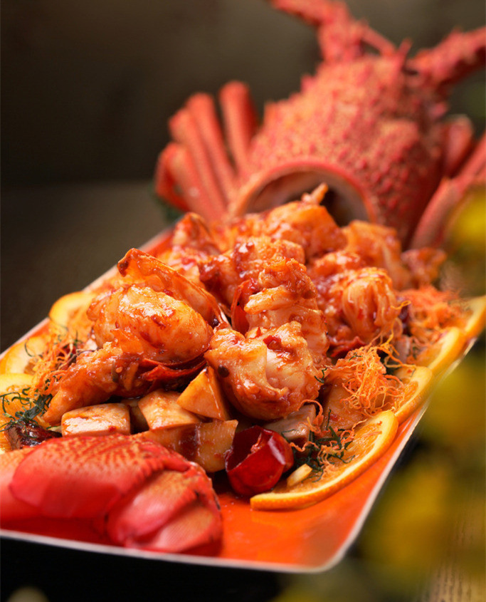 是日本高级食材之一,伊势龙虾体积壮硕,肉质鲜美多汁,龙虾的外壳像