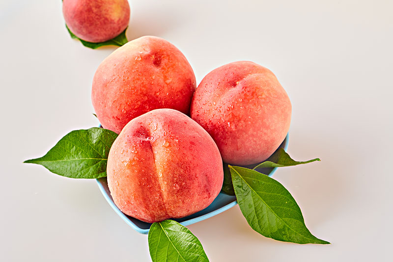 6月份正是吃桃子的季节,你会识别桃子是自然熟还是催熟的吗