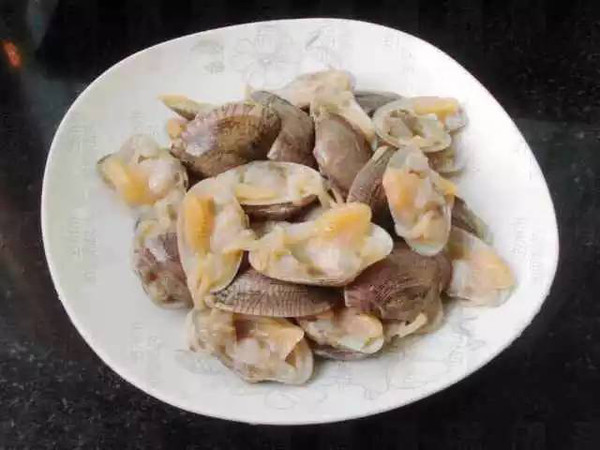 材料:花蛤肉,香菜,韩国辣椒粉 做法:花蛤肉过一下水,香菜切末撒在