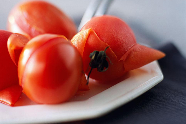 番茄皮中富含的番茄红素是迄今发现的抗氧化能力最强的天然