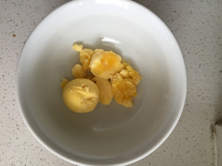 如果想要蛋黄不要太熟,水可以少放一些,或者煮个3~4分钟,你就可以把蛋