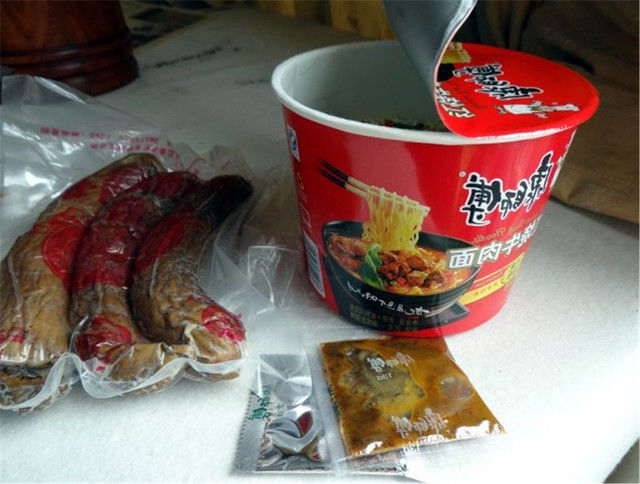 打包食物的盒子例如方便面盒食用久了对人体有害吗?