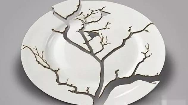 破碎盘子-枯树枝-白色盘子-创意设计