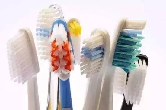 明一般人在正常使用的情况下,使用了3个月的旧牙刷