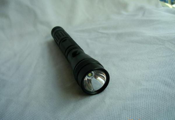 2,手电筒还能补光和帮助对焦.