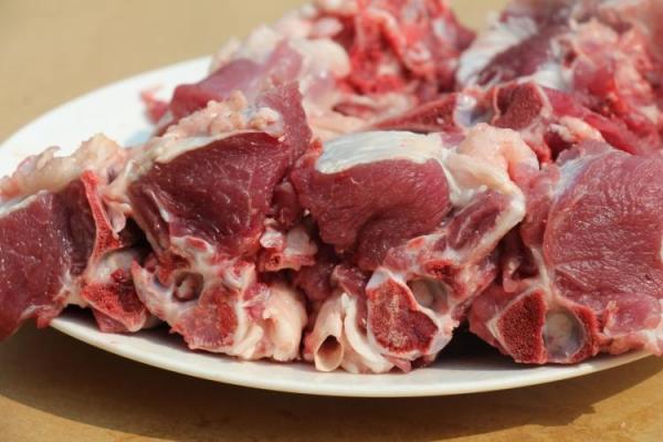 蒙骨王的精髓,用羊骨头煲制的的原味汤锅,汤头香滑浓郁,羊肉很滋补
