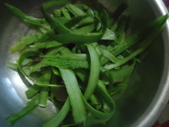 现在丝瓜品种是专门用来炒菜的,丝瓜皮很嫩,不需要去皮就可以吃,而小