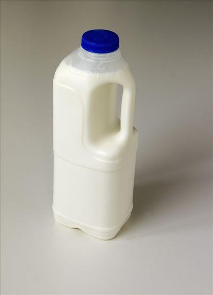 给自然的牛奶与塑料瓶和纸盒组装的现实构成做广告在蓝色背景传染媒介