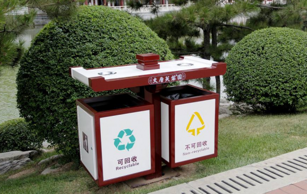户外环保带轮垃圾桶小区工业塑料带盖垃圾箱240升分类踏脚垃圾桶