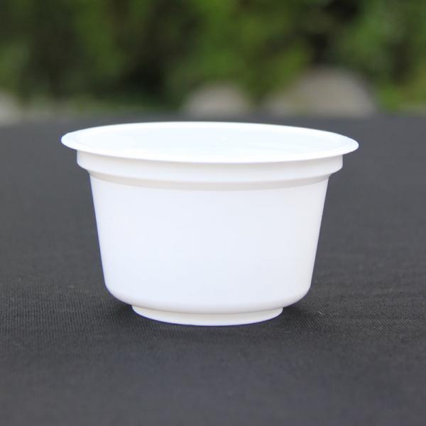 塑料杯子用美味的酸奶