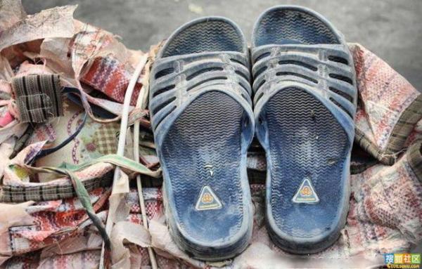 非洲小哥废物利用:把旧轮胎切开做成拖鞋,便宜耐穿很受欢迎!